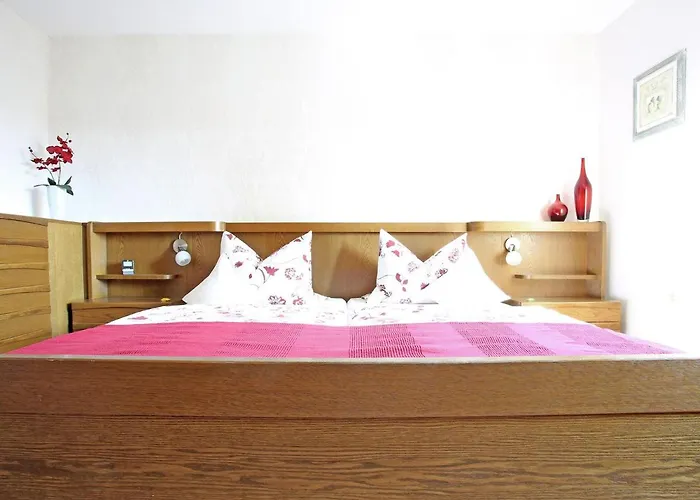 With Terrace And Pool In The Garden דירה *